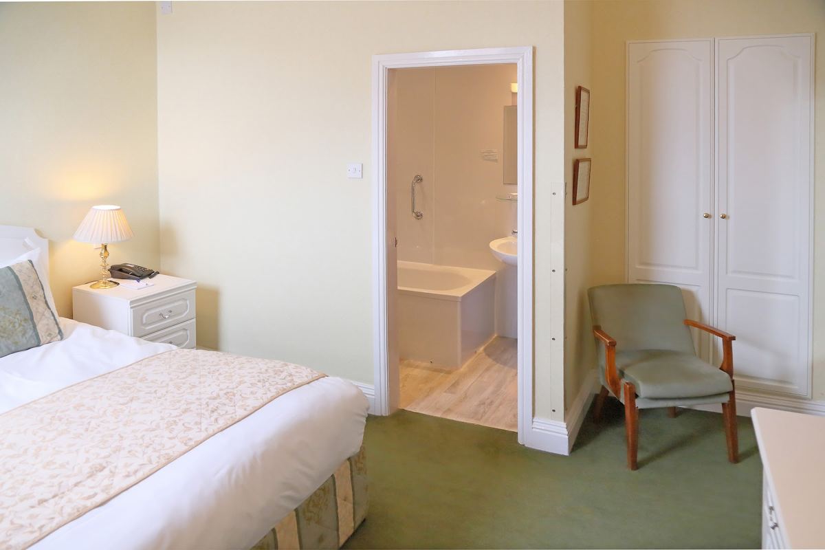 A double room with en-suite at the Saxonville Hotel